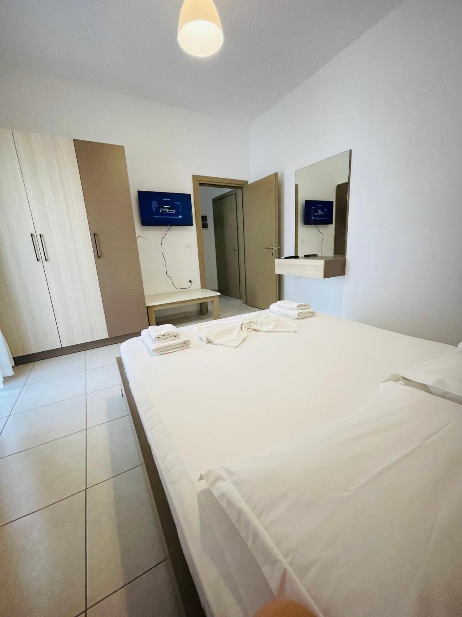 Eliona Apartments Sarandë Esterno foto